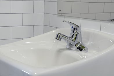 img_tsbrass-single-handle-lavatory-faucet-on-white-sink