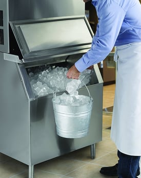 img_waiter-pouring-ice-from-ice-machine