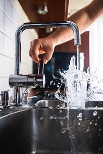 img-featured_kitchen-faucet-splashing-water