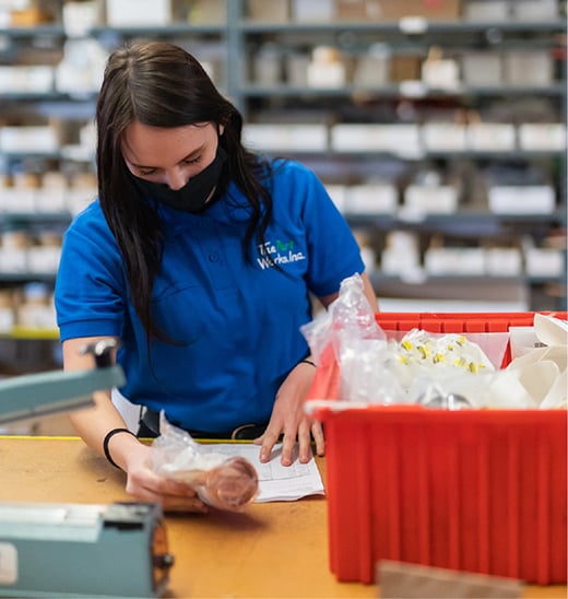 img-lifestyle_tpw-employee-preparing-orders