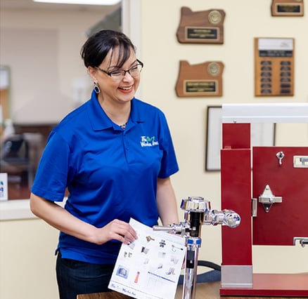 img-lifestyle_tpw-employee-providing-training-on-flush-valve