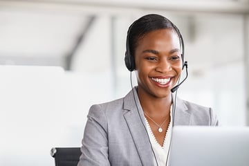 img_customer-service-woman-working-on-a-phone-call
