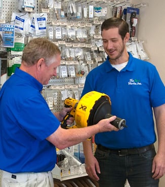 img_sales-equipment-demo-between-two-employees