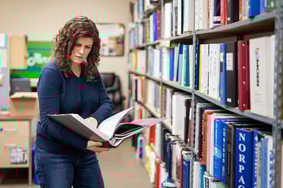 img_tpw-owner-doing-product-research-in-library