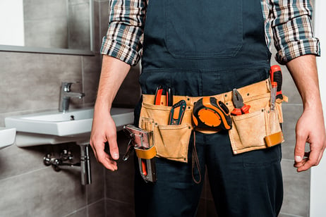 img_cropped-view-of-installer-with-tool-belt-standing