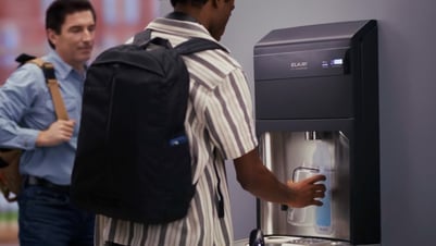 img_elkay-pro-filtration-person-with-backpack-filling-bottle