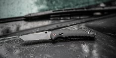 img-coast-knife-on-car
